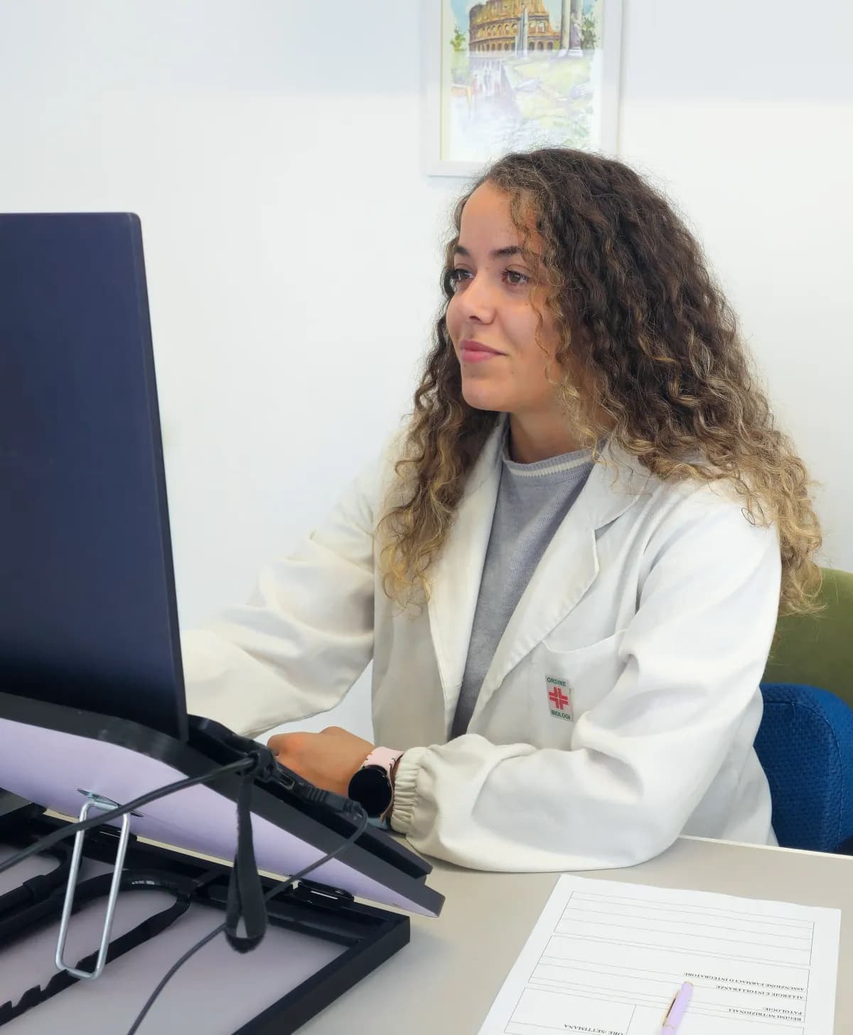 Alessandra Gentile al lavoro nel suo studio